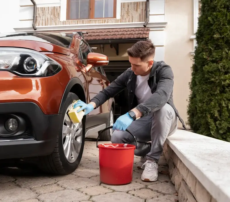 Lavage auto à domicile Thoiré-sur-Dinan : professionnel intervenant sur un véhicule
